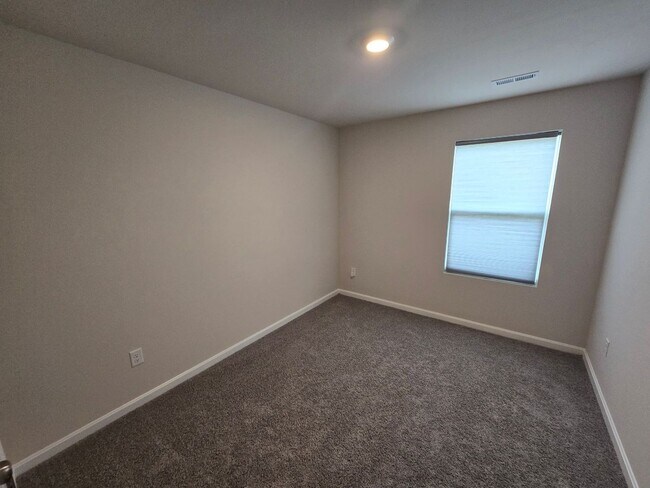 Building Photo - BRAND NEW 3 BEDROOM TOWNHOUSE IN PRINCE GEORGE