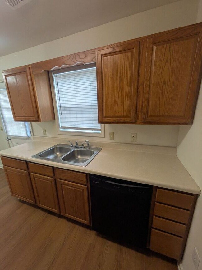 Building Photo - 2BD/1.5BA Townhome in Strawberry Patch Complex of Hickory