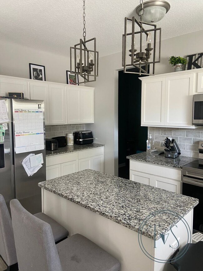 Building Photo - SPRING MOVE-IN SPECIAL AND RATE DROP ALERT...