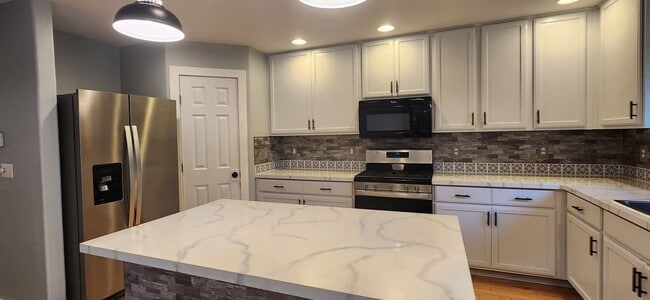Building Photo - 5 bedroom 2.5 Bathroom single family home ...
