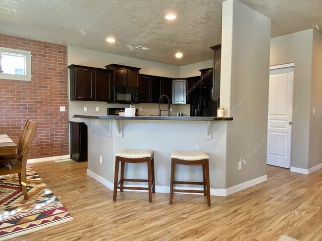 Building Photo - **UNFURNISHED**Beautiful Single-Level 3BR ...