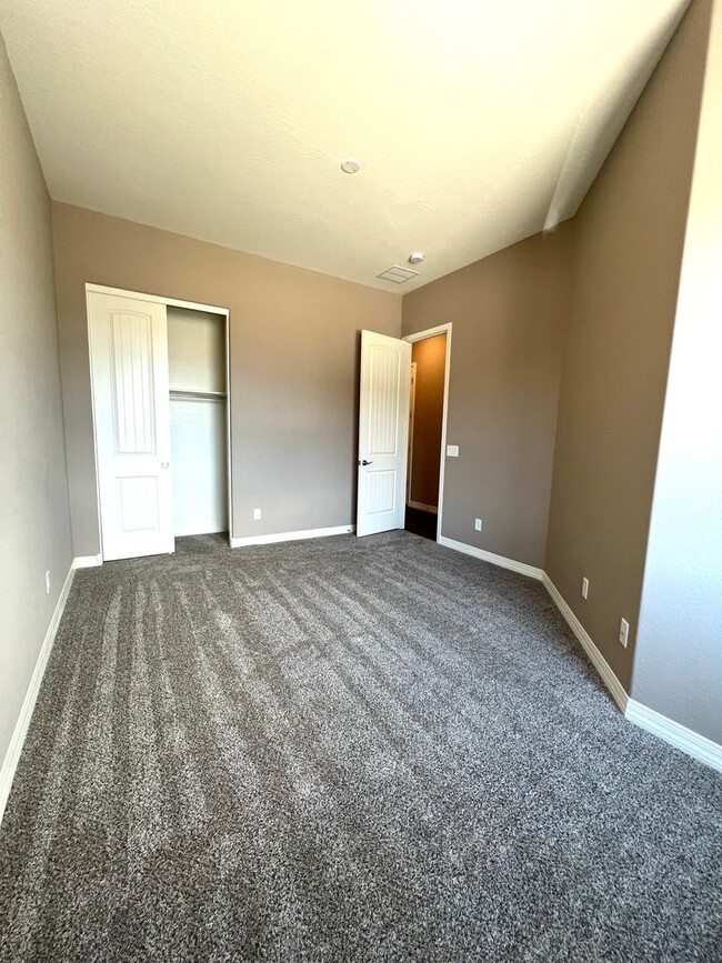 Building Photo - 3 Bedroom, 2 Bath with Office/Den Room In ...