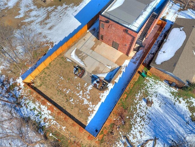 Building Photo - 605 N Idaho Ave