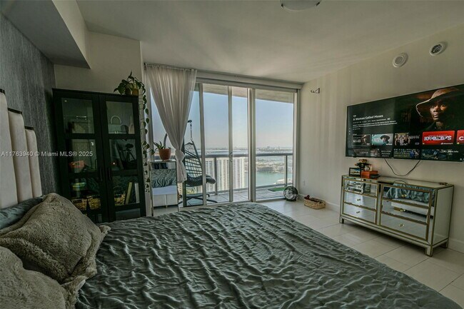 Building Photo - 495 Brickell Ave