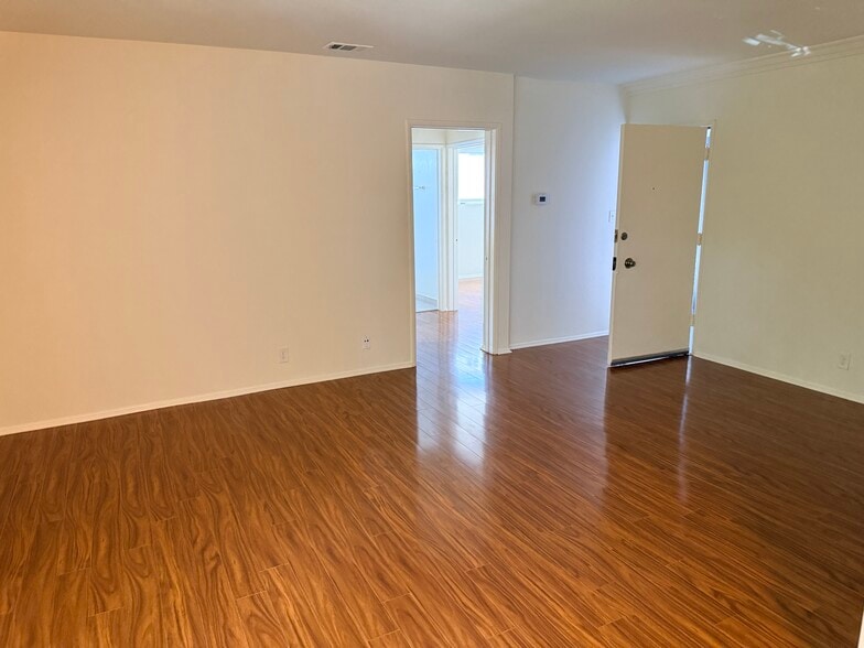 Large living area - 4445 Murietta Ave
