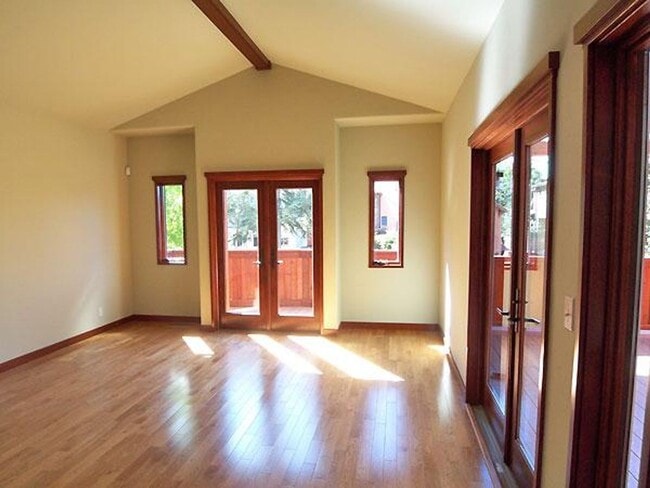 Building Photo - Monclair retreat, space and luxury in serene setting