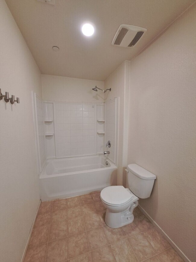 Building Photo - Move in Special: $500 Off the 1st Month's Rent – Stunning and Spacious Home – Don't Miss This!