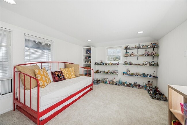 Building Photo - 825 Merrill St