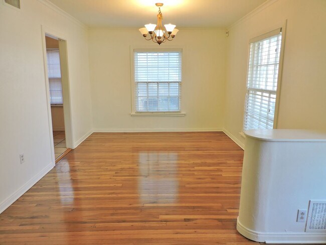 Building Photo - Westcliff - TCU area four bedroom home for lease