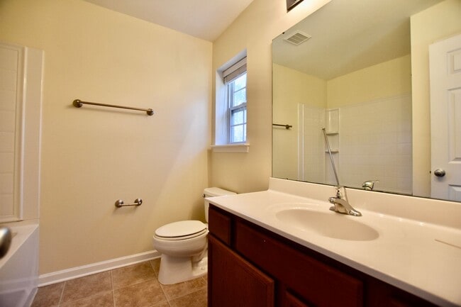 Building Photo - 3 bedroom 2.5 bath townhome