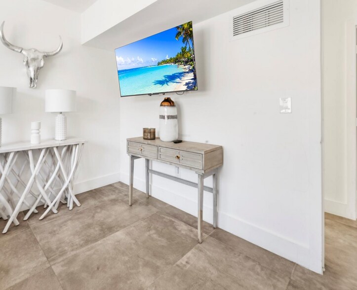 Building Photo - 7610 Bayside Ln