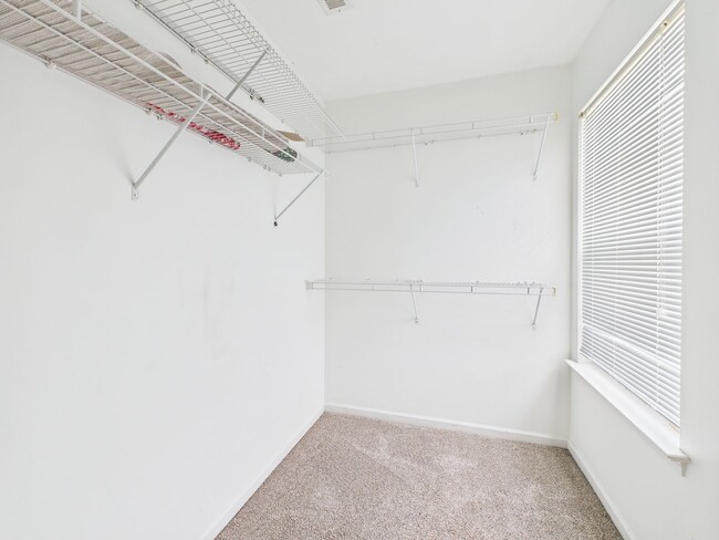 Building Photo - Stunning 4-Bedroom, 2.5-Bathroom Home in t...