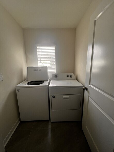 Building Photo - 450 Sunlit Coral St