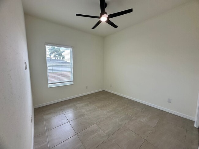 Building Photo - Huge Screened Lanai! Modern & Spacious 4 Bed 2 Bath