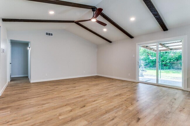 Building Photo - 4825 Cloverdale Ln