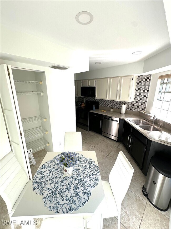 Building Photo - 9828 Luna Cir