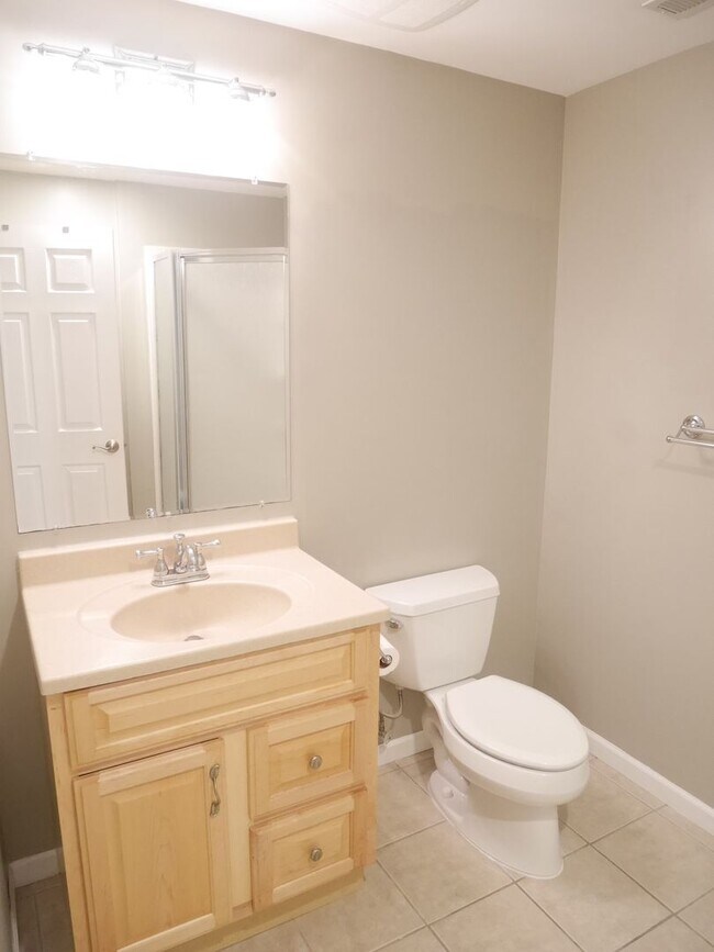 Building Photo - Spacious & Stylish 4-Bedroom Home with Fin...