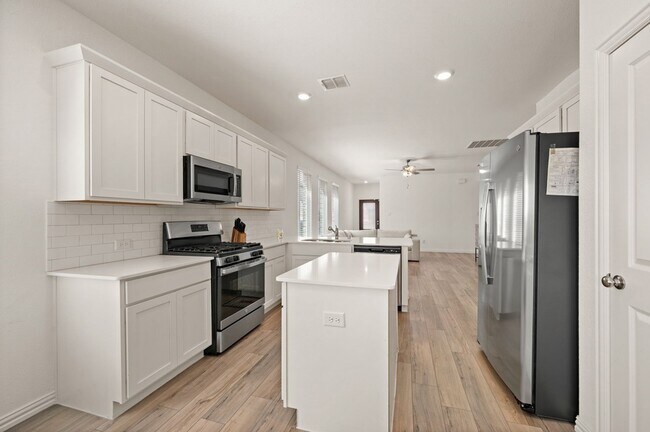 Building Photo - 1216 W Yarrow Ave