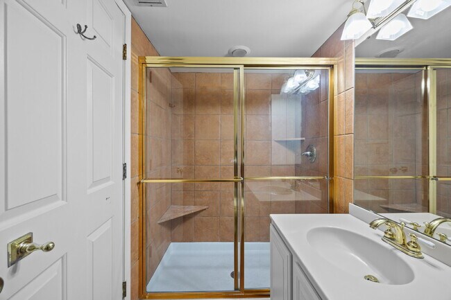 Building Photo - Condo in the Vibrant Clayton district!