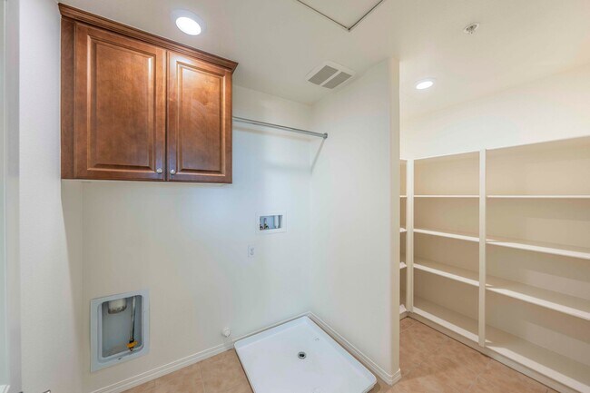 Building Photo - Large Single Family, 5 Bed 3 Bath, Corona-Norco Unified School District.