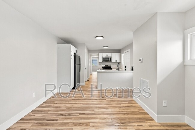 Building Photo - 1545 E Legrande Ave