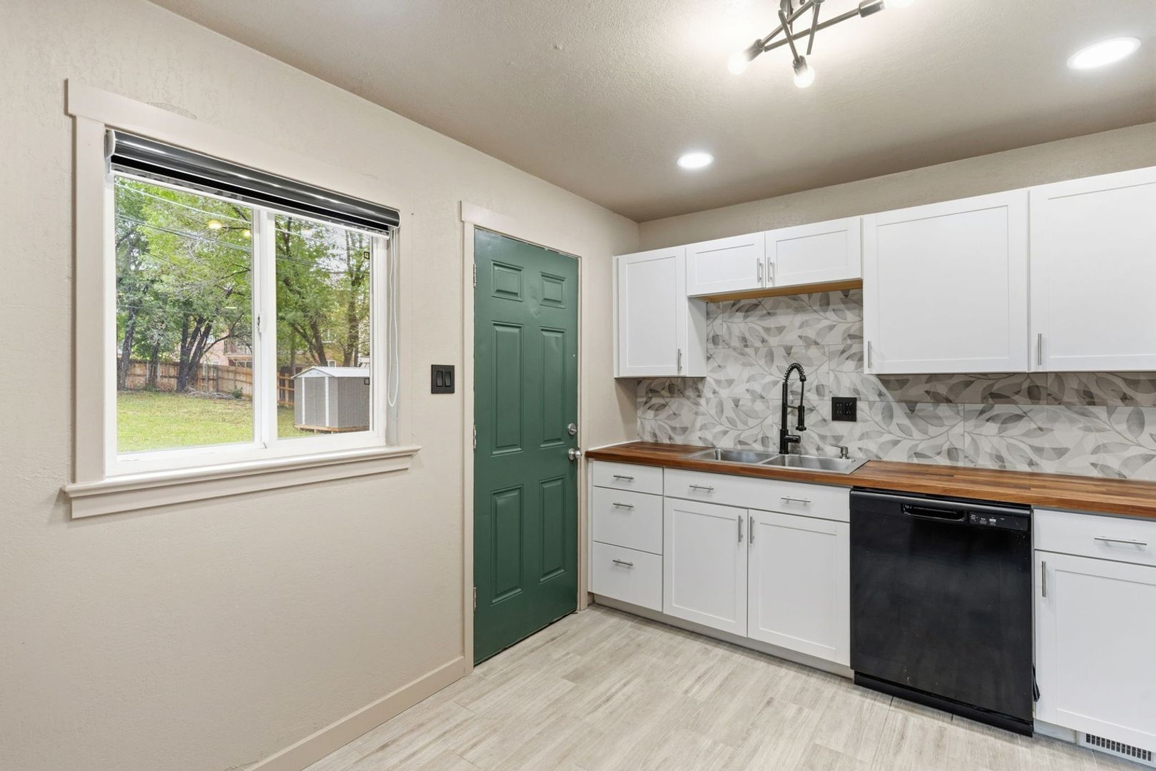 Building Photo - 405 Wilhelmia Ave