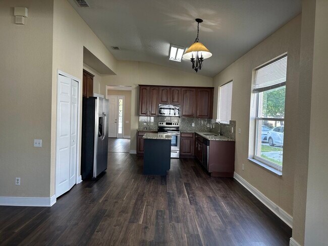 Building Photo - 2211 Pine Oaks Tr