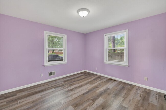 Building Photo - Brick Corner Ranch in Oak Manor-Chesapeake!