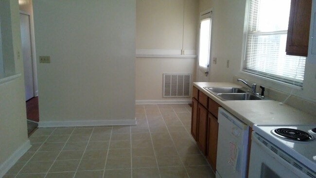 Building Photo - MASON,OHIO - 3 BED, 1  BATH, FAMILY ROOM  $1600  1st month rent free