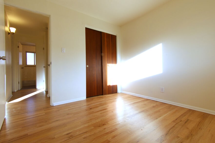 Bedroom/office space - 3249 Salem St
