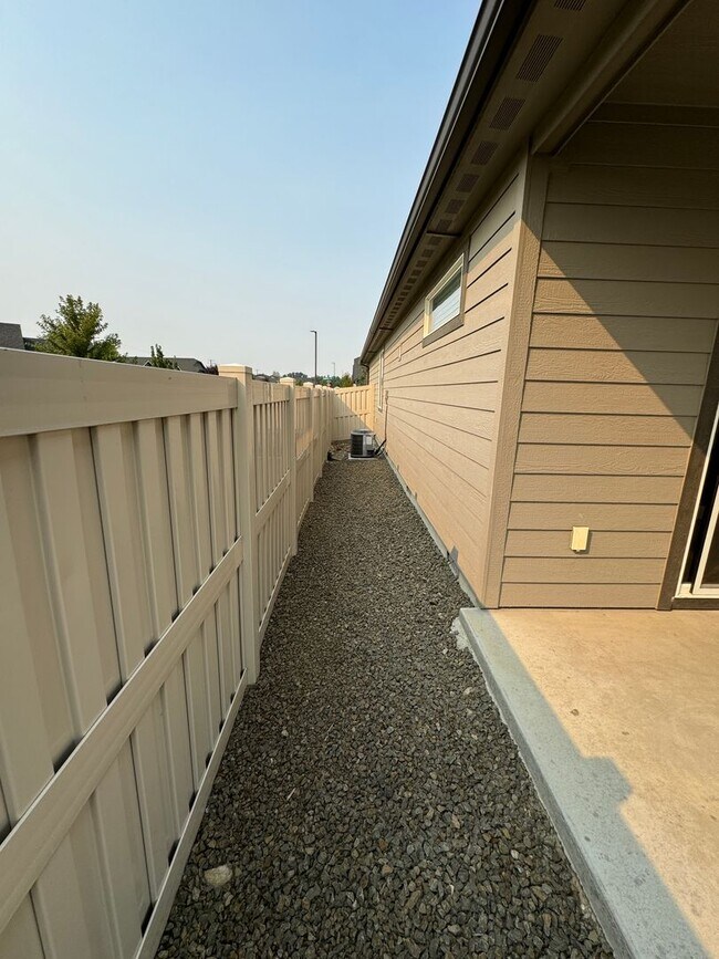 Building Photo - Charming 3-bedroom, 2-bathroom home locate...