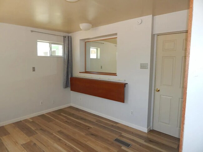 Building Photo - Bright 3-Bedroom Home Near UNR with Internet, Laundry and 3 Parking Spaces