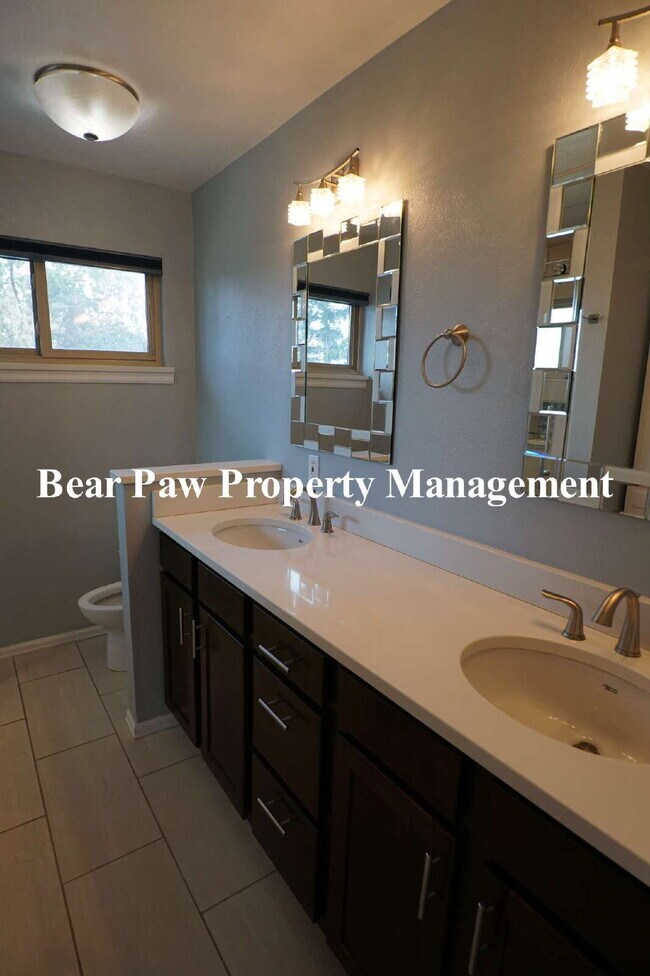 Building Photo - Lovely 4 Bedroom Home Golden!!