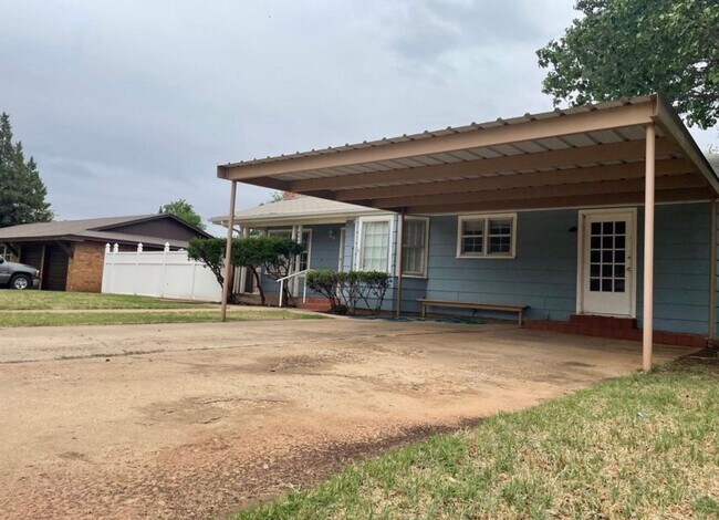 Building Photo - Roomy 3-bedroom, Pre Leasing