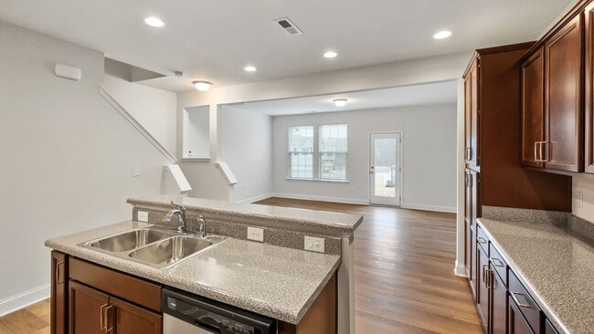 Building Photo - Beautiful 3 bedroom, 2.5 bath townhome in Shephard's Square!