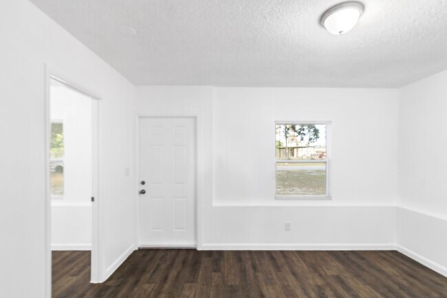 Building Photo - 3 bedroom 1 bathroom single family house!