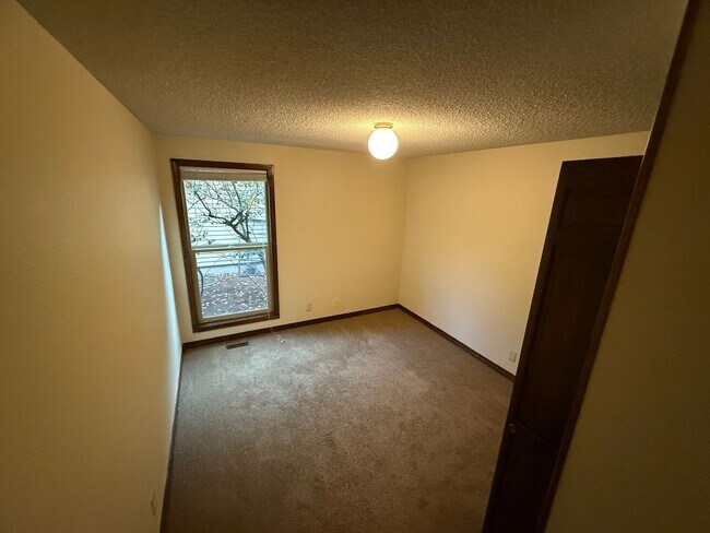 Building Photo - 1150 NW Sunnywood Ct