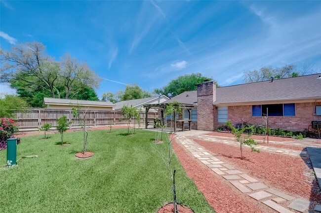 Building Photo - 12010 Mulholland Dr