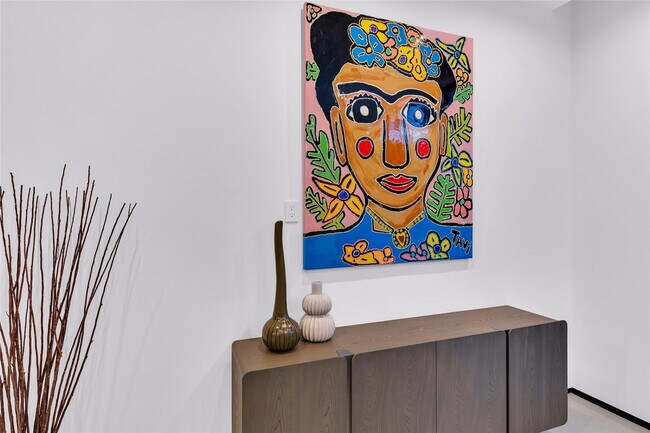 Building Photo - 727 NE 17th Way