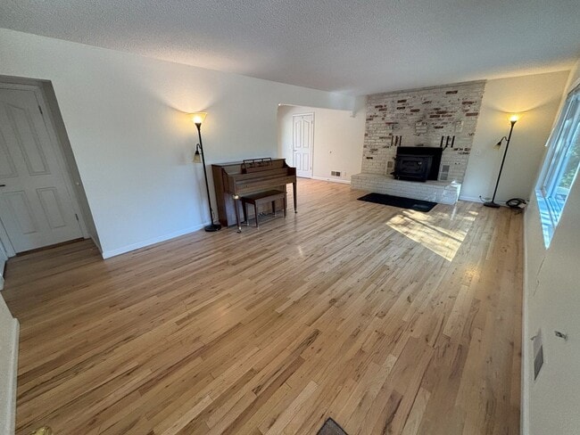 Building Photo - Stunning home in fabulous location!  They ...