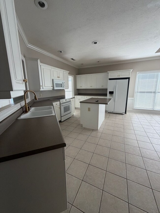 Building Photo - Live in Luxury!