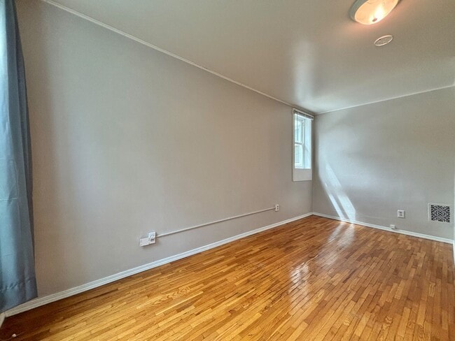 Building Photo - 176 S Chestnut St