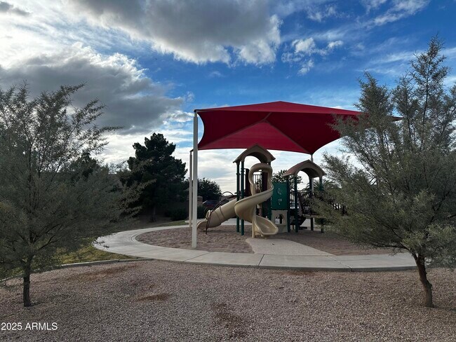 Building Photo - 1686 W Paisley Dr