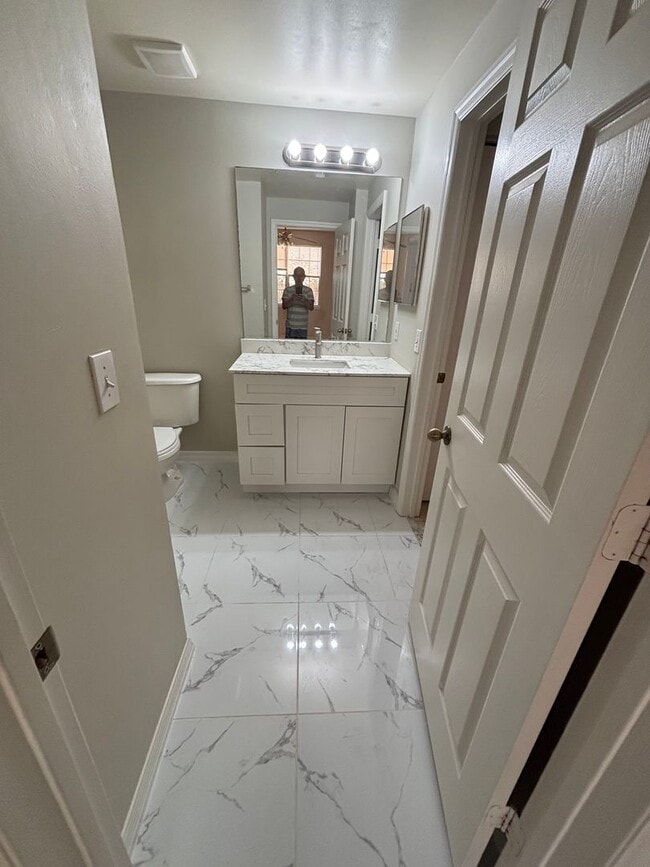 Building Photo - 1 Bedroom Condo in Gated Community