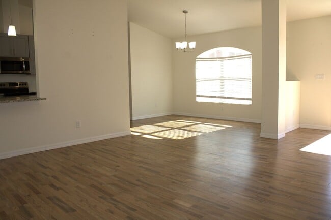 Building Photo - 3/2/2 in Royal Highlands