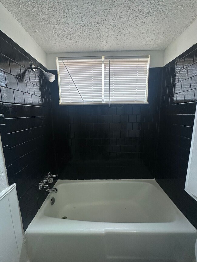 Building Photo - Spacious 4 bed, 1.5 bath