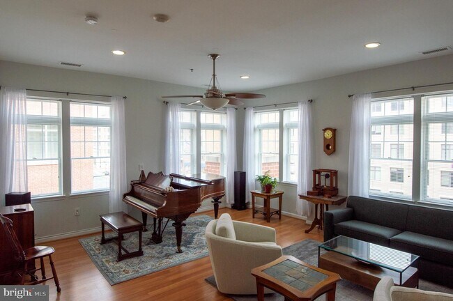 Building Photo - 309 Holland Ln