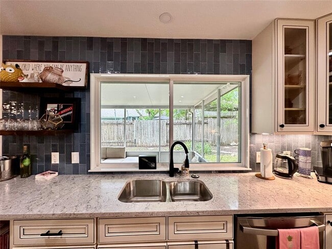 Building Photo - 2715 Alderwood Dr