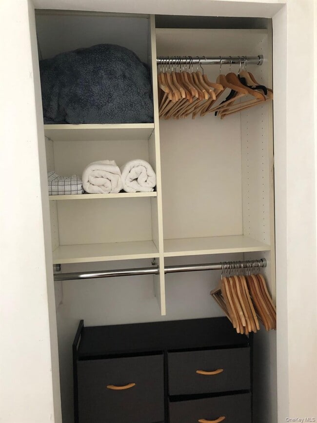 Building Photo - 381 Chauncey St