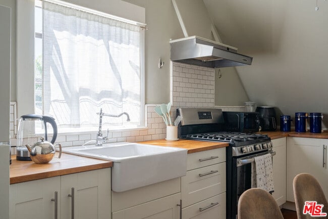 Building Photo - 149 N Van Ness Ave